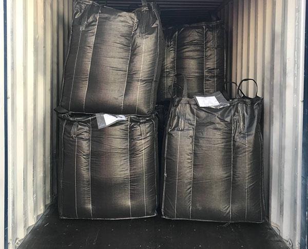Than hoạt tính biến tính và cầu nhôm oxit được gửi đến cảng Thượng Hải